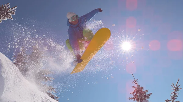 Sun Flare Fermer Snowboardeur Excité Saute Par Dessus Soleil Dans — Photo