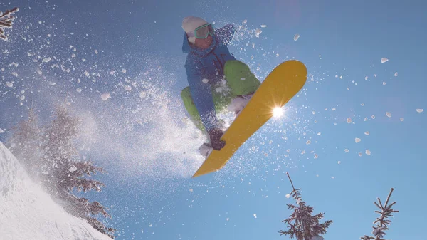 Cerrar Snowboarder Profesional Hace Espectacular Agarre Aire Durante Descenso Freerider — Foto de Stock