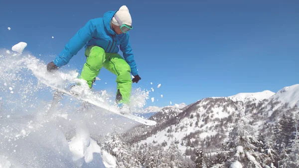 Yakın Profesyonel Snowboard Mükemmel Bir Karlı Tepeden Aşağı Sürmek Havadaki — Stok fotoğraf