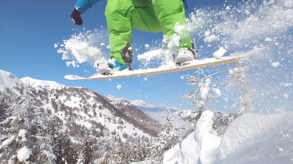 Cerrar Snowboarder Irreconocible Saltando Aire Deja Fresco Rastro Nieve Fresca — Foto de Stock