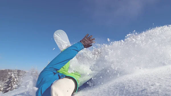 Close Extreme Kruis Land Snowboarder Crasht Verse Sneeuw Begint Rollen — Stockfoto