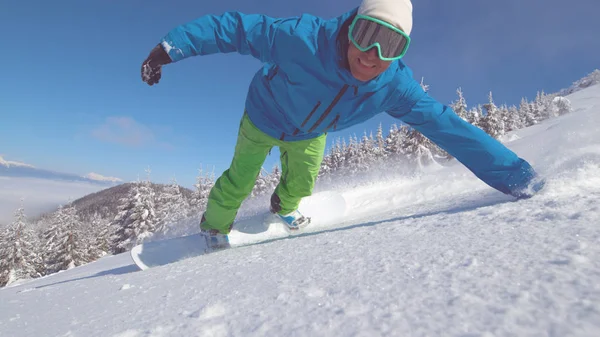 Close Portret Uśmiechnięty Snowboardzista Robi Przeciągnij Nieugięty Świeżym Puchu Podawaniem — Zdjęcie stockowe