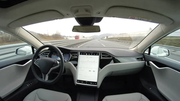 Tesla özerk Araba, Şubat 2017: Kesinlikle özerk kendi kendine sürüş otomatik pilot Tesla Model S Sürücüsüz araba ile sonraki gen ultrasonik sensörler, fotoğraf makinesi ve paralı karayolu boyunca sürüş radarları