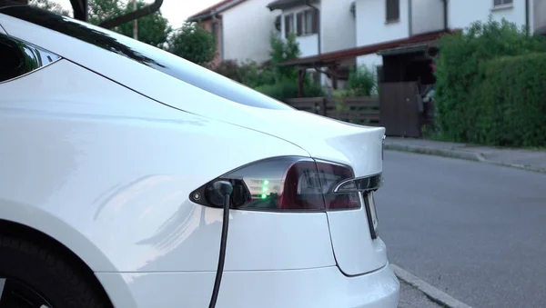 Fermer Voiture Électrique Tesla Luxe Recharge Les Cellules Batterie Maison — Photo
