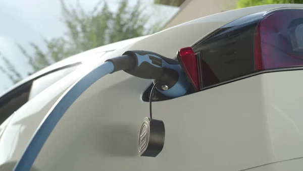 Zbliżenie Tesla Luksusowych Samochodów Elektrycznych Ładowanie Akumulatorów Domu Podwórku Podładowywanie — Zdjęcie stockowe