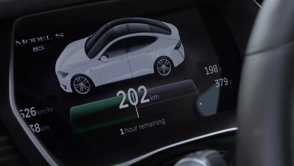 特斯拉自主汽车 2016年7月10日 特斯拉 型显示器中的创新仪器技术 显示充电电池状态 电流供应 电压和剩余时间 直到完全充电 — 图库照片