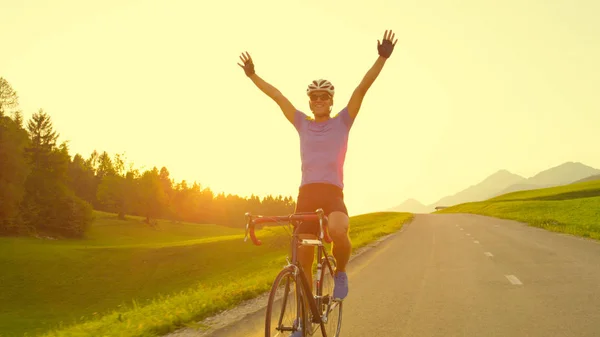 Sun Flare Jovem Ciclista Profissional Masculino Alegremente Monta Sua Bicicleta Fotografia De Stock