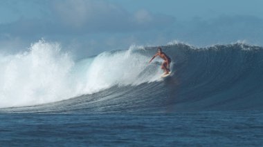 Atletik erkek surfboarder dalga güçlü zümrüt okyanus pastoral yaz gününde sörf yapar. Harika bir turkuaz renkli dalga sürme epik sörfçü dostum. Cesur sporcu nefes kesen bir Cloudbreak dalga sörf.