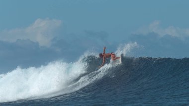 Yaz tatil atletik adam onun surfboard ile büyük dalga üzerinde keskin bir dönüş yapar. Adrenalin arayan erkek büyük masmavi dalgalar sörf yapar. Nefes kesen atış büyük bir kabarma sürme korkusuz surfer dude.
