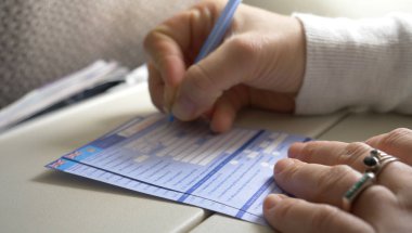 Kadar yakın, Dof: tanınmayan işkadını uçak pencere yanında oturan önemli göçmenlik belgeleri ona yaklaşan yolculuk için doldurur. Uçuş sırasında resmi bir anket doldurma erkek.