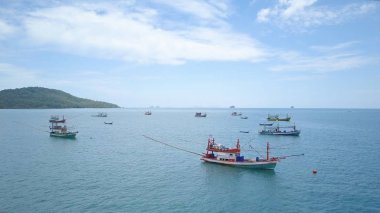 Hava: Balıkçı tekneleri sinematik filosu dinlenmek pitoresk deniz sakin sularda yazın. Tekne ile Balık tutma Polonyalılar taraf için sabırla yapışkanlık dışarı dışında sakin Okyanus balık yakalamak için bekleyin