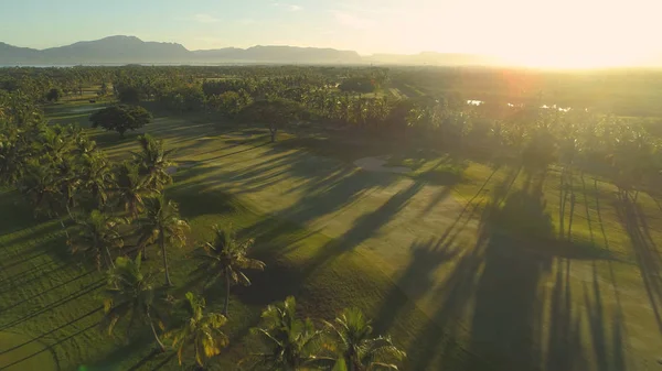 Lenti Aeriali Flare Veduta Cinematografica Del Campo Golf Vuoto Illuminato — Foto Stock