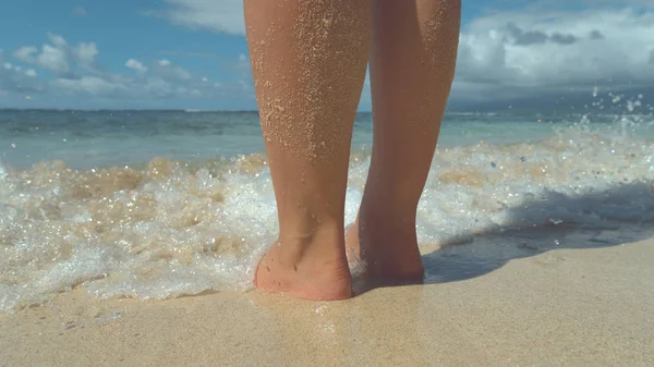 Close Unrecognizable Young Female Traveler Stands Refreshing Ocean Water Fiji — Stock Photo, Image