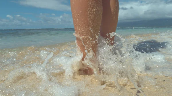 Chiudi Splendide Onde Blu Lavano Gambe Sabbiose Della Giovane Donna — Foto Stock