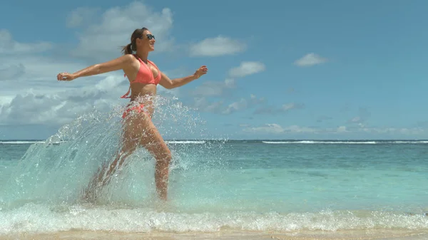 Espacio Copia Impresionante Sol Verano Brilla Chica Juguetona Salpicando Océano — Foto de Stock