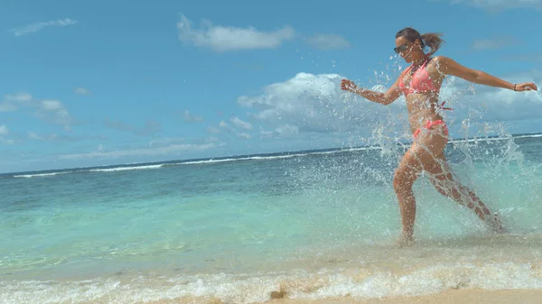 Másol Hely Vidám Lány Rózsaszín Bikini Fut Strandon Vízcseppek Víz — Stock Fotó