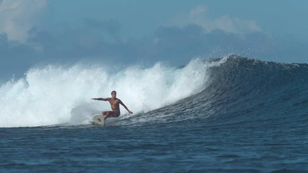 Estremo Surfista Maschile Ritaglia Crescente Oceano Blu Profondo Gonfiarsi Nella — Foto Stock