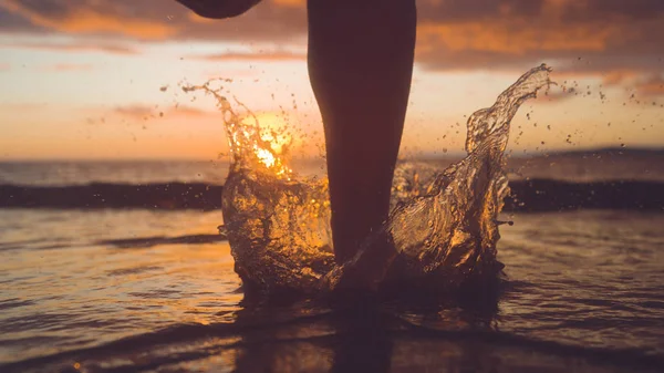 Zblízka Žena Jogger Stříkající Vodu Spuštěním Osvěžující Oceánu Východ Slunce — Stock fotografie