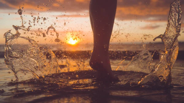Close Abhome Прозрачная Вода Брызгающая Женщина Бежит Освещенный Солнцем Океан — стоковое фото