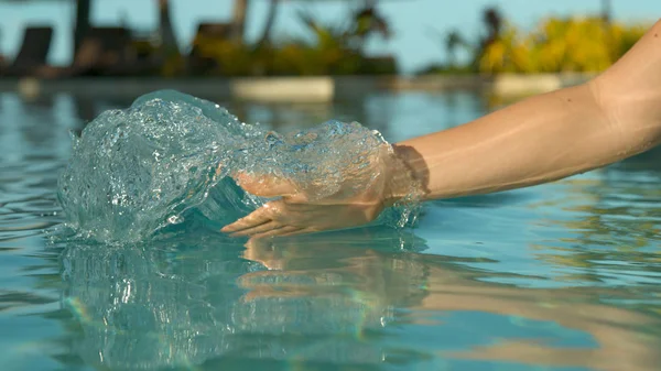 Close Oyuncu Kadın Turist Havuz Suyu Ile Elini Sürükler Serin — Stok fotoğraf