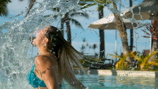 Yakın Beyaz Kız Şakacı Saçlarını Geriye Doğru Güneşli Egzotik Havuzda — Stok fotoğraf