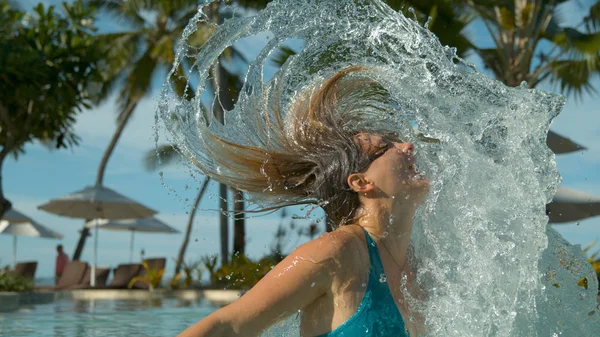 Fechar Cabelos Castanhos Longos Mulher Caucasiana Pulveriza Água Piscina Cristalina — Fotografia de Stock