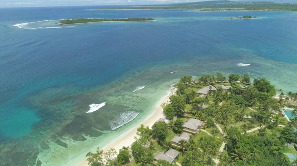 Aérial Survoler Paisible Île Paradisiaque Hôtel Resort Sur Une Journée — Photo