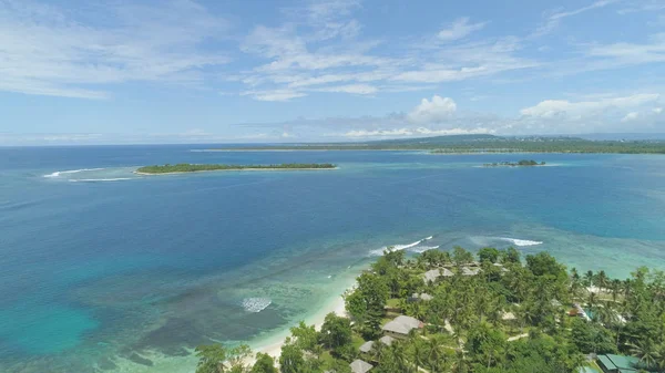 Aerial Volando Hacia Hermoso Mar Azul Esmeralda Que Rodea Pequeñas — Foto de Stock