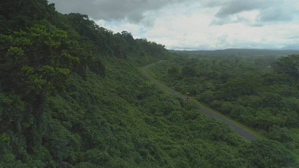 Aerial Amazing Lush Green Nature Overgrowing Sides Hill Empty Road — Stock Photo, Image