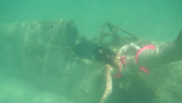 Underwater Intrigued Kvinna Rosa Bikini Undersöker Sjunkna Militärflygplan Förfalla Sandstranden — Stockfoto