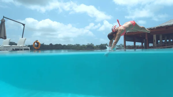 Yarım Altı Kaygısız Beyaz Kız Yaz Aylarında Zümrüt Renkli Havuzu — Stok fotoğraf