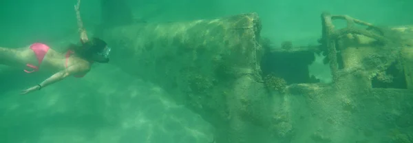 Unterwasser Junge Reisende Erkundet Versunkenes Flugzeug Aus Dem Zweiten Weltkrieg — Stockfoto