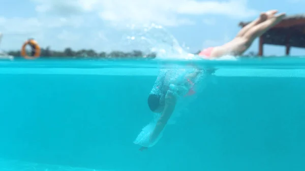 Half Underwater Active Young Woman Dives Spectacular Empty Pool Splashes — Stock Photo, Image