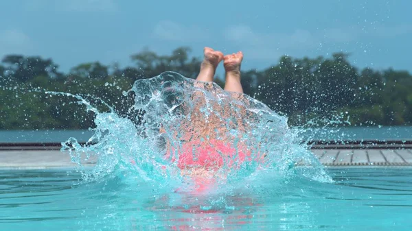 Närbild Sorglösa Kvinnliga Resenären Hoppar Cool Pool Vid Stranden Vanuatu — Stockfoto