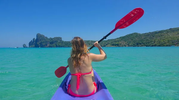 Cerrar Joven Activa Kayaks Vacaciones Cerca Hermosa Isla Tropical Día —  Fotos de Stock