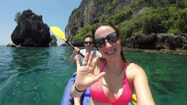 Selfie Feliz Joven Mujer Caucásica Con Gafas Sol Olas Durante —  Fotos de Stock