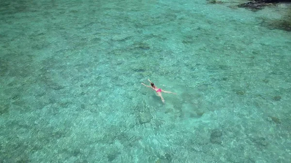 Aereo Volare Sopra Solitaria Donna Caucasica Nuotando Spettacolari Acque Cristalline — Foto Stock
