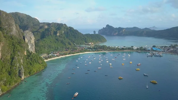 Antena Leci Portu Wyspie Raju Zajęty Piękny Letni Dzień Port — Zdjęcie stockowe