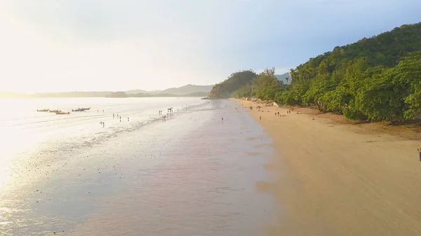 Antena Latające Nad Ludzi Spacer Sceniczny Słoneczny Tropikalny Plaży Piękny — Zdjęcie stockowe