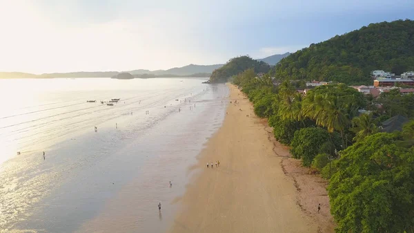 Aerial Numerosos Turistas Disfrutan Hermoso Día Soleado Verano Pintoresca Playa — Foto de Stock