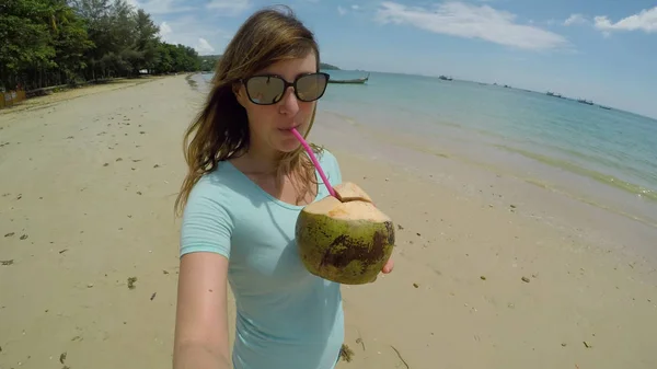 Selfie Mujer Caucásica Toma Sorbo Refrescante Jugo Coco Mientras Disfruta —  Fotos de Stock