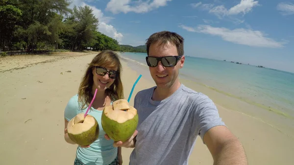 Selfie Pareja Sonriente Disfrutando Sabroso Jugo Coco Mientras Encuentra Idílica —  Fotos de Stock