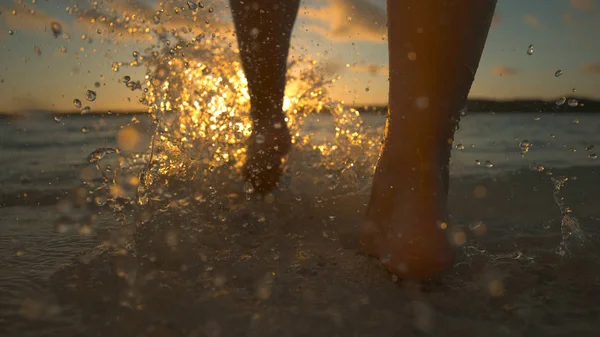 Close Unrecognizable Woman Runs Barefoot Shallow Ocean Water Picturesque Sunrise — Stock Photo, Image