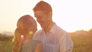 Kadar yakın, Lens Flare: serinletici yağmurda dans gibi çift romantik açık tarihlerine sahiptir. Genç aşıkların sevgiyle güzel altın aydınlatılmış kırsal kesimde dans güzel atış.