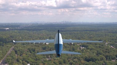 Anteni, Close Up: Büyük transatlantik yolcu uçağı sinekler üzerinde büyük yeşil orman ve Newark airport doğru. Uçan uzak New York'a değerli bir yük taşıyan büyük nakliye uçağı arkasında.