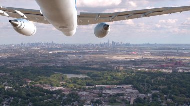 Anteni, Close Up: Muhteşem doğru uçan üzerinde endüstriyel mahalle New York'ta yolcu uçağı olarak uçar. Newark üzerinde uçan ve hızlı bir şekilde son hedefine yaklaşıyor büyük nakliye uçağı.