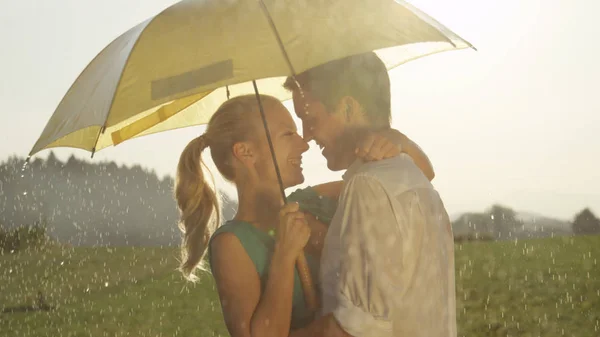Close Lens Flare Happy Caucasian Couple Dances Cool Rain Stunning — Stock Photo, Image