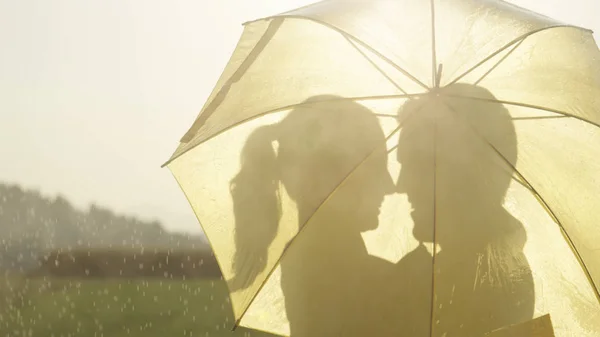 Silhouette Chiudi Lenti Flare Uomo Donna Innamorati Nascondono Dietro Ombrello — Foto Stock