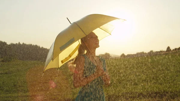 Sonnenaufgang Großaufnahme Während Einer Erfrischenden Sommerdusche Schaut Sich Eine Lächelnde — Stockfoto