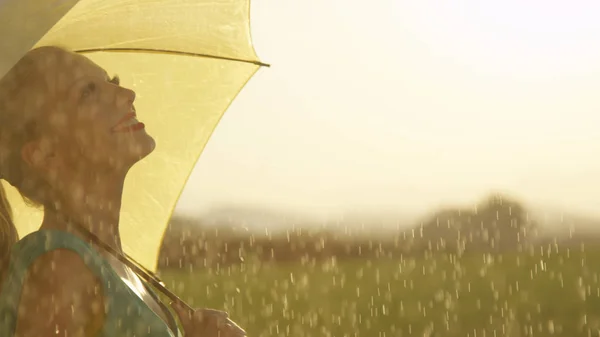 Cerrar Feliz Joven Mujer Disfruta Refrescante Lluvia Primaveral Tranquilo Prado — Foto de Stock